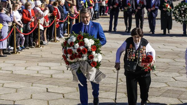 Отстраненный от должности мэра Нил Ушаков во время возложения цветов у памятника Освободителям Риги - Sputnik Латвия