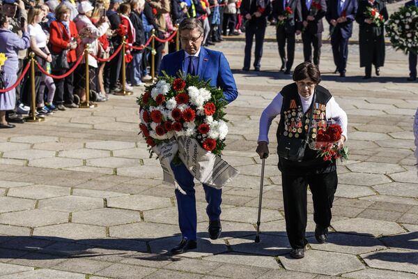 Тысячи людей пришли на возложение цветов в парке Победы в Риге - Sputnik Латвия
