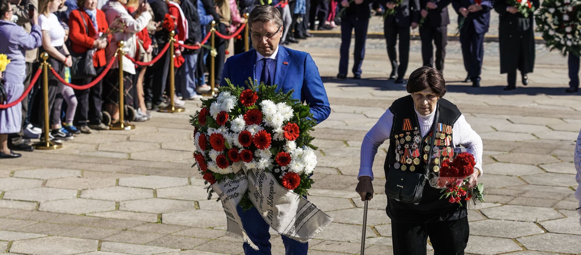 Отстраненный от должности мэра Нил Ушаков во время возложения цветов у памятника Освободителям Риги - Sputnik Latvija, 1920, 06.05.2021