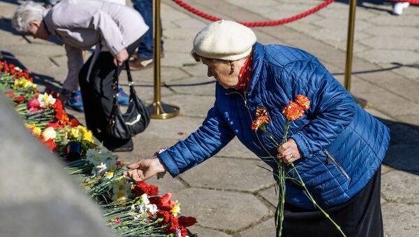 Ziedu nolikšanas ceremonija pie Uzvaras pieminekļa Rīgā 2019.gada 9. maijā - Sputnik Latvija