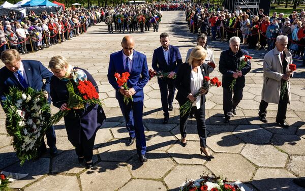 Церемония возложения цветов у памятника Освободителям Риги 9 мая 2019 года - Sputnik Латвия
