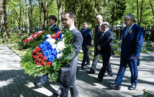 Церемония возложения венков и цветов на Покровском кладбище в Риге 9 мая 2019 года - Sputnik Латвия