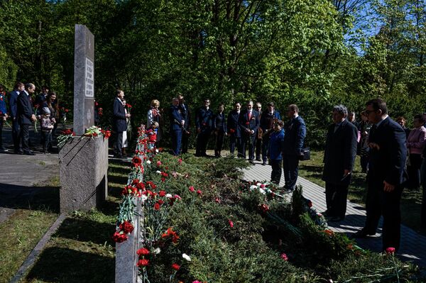 Общая победа, общая память: дипломаты возложили цветы на могилы советских воинов - Sputnik Латвия