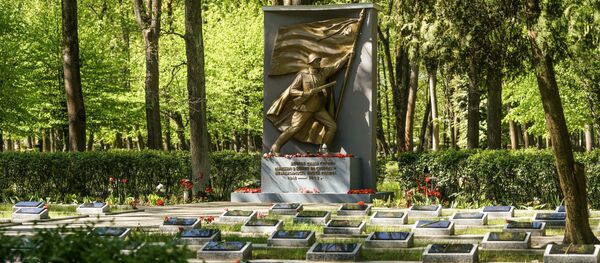 Церемония возложения венков и цветов на Покровском кладбище в Риге 9 мая 2019 года - Sputnik Латвия