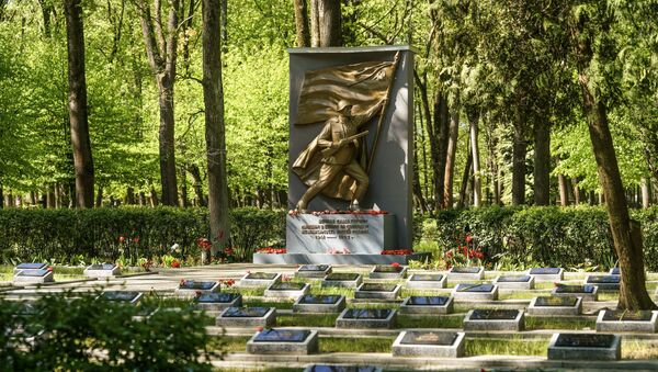 Церемония возложения венков и цветов на Покровском кладбище в Риге 9 мая 2019 года - Sputnik Латвия