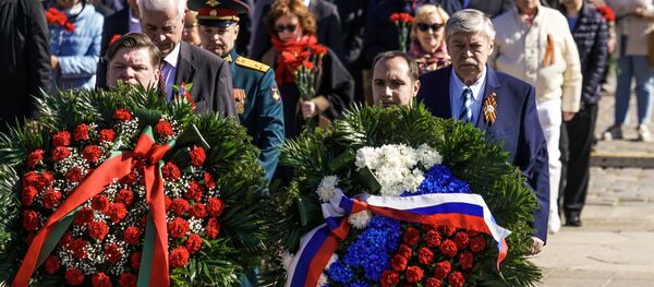 Церемония возложения цветов у памятника Освободителям Риги 9 мая 2019 года - Sputnik Латвия