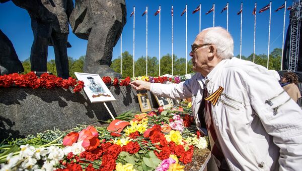 Возложение цветов к памятнику Освободителям Риги  9 мая 2019 года - Sputnik Латвия