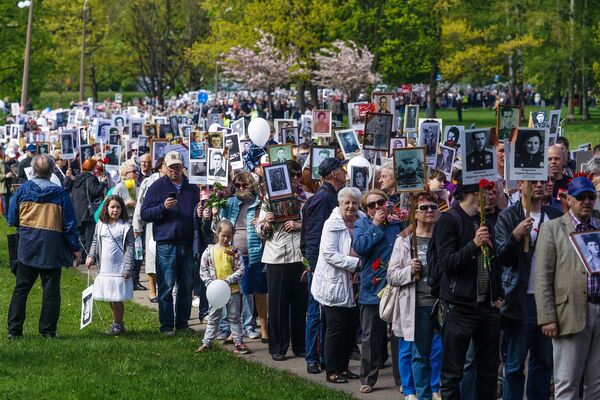 Важны истории простых людей: 20 тысяч рижан встали в ряды Бессмертного полка - Sputnik Латвия