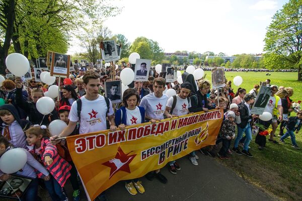 Важны истории простых людей: 20 тысяч рижан встали в ряды Бессмертного полка - Sputnik Латвия