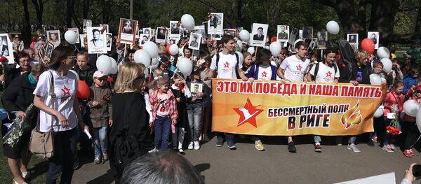 Память о Победе не умрет: Бессмертный полк в Риге собрал рекордное число участников Память о Победе не умрет: Бессмертный полк в Риге собрал рекордное число участников - Sputnik Latvija