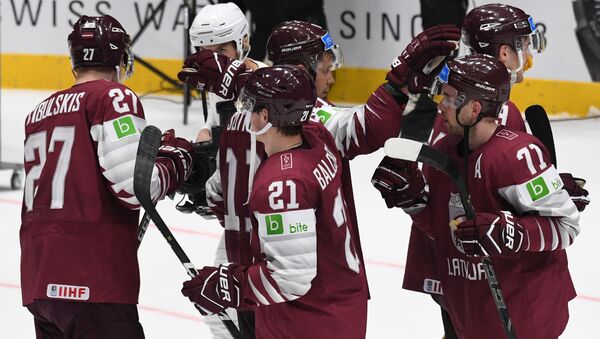 Латвийские хоккеисты празднуют победу над сборной Австрии - Sputnik Латвия