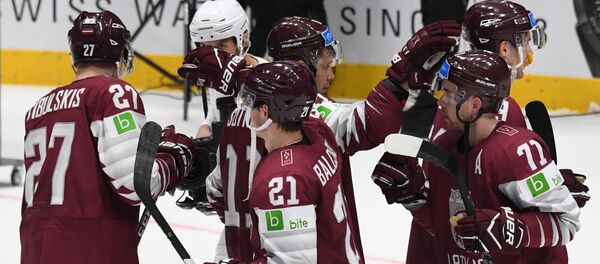 Латвийские хоккеисты празднуют победу над сборной Австрии - Sputnik Латвия