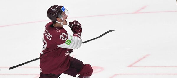 Рудольфс Балцерс празднует заброшенную в ворота австрийцев шайбу - Sputnik Латвия