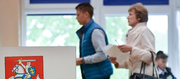 Выборы президента и два референдума проходят в Литве Выборы президента и два референдума проходят в Литве - Sputnik Latvija