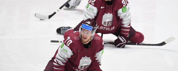 Микс Индрашис и Артурс Кулда на разминке перед матчем чемпионата мира в Братиславе - Sputnik Латвия