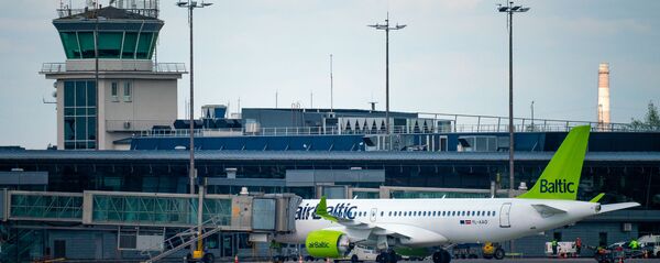 Самолет Airbus a220-300 авиакомпании airBaltic в аэропорту Рига Самолет Airbus a220-300 авиакомпании airBaltic в аэропорту Рига - Sputnik Latvija