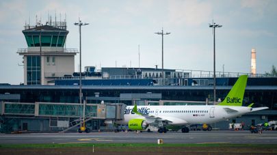 Самолет Airbus a220-300 авиакомпании airBaltic в аэропорту Рига