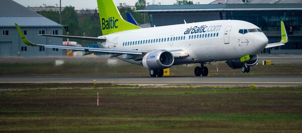 Самолет Boeing 737-33A авиакомпании airBaltic в аэропорту Рига - Sputnik Латвия