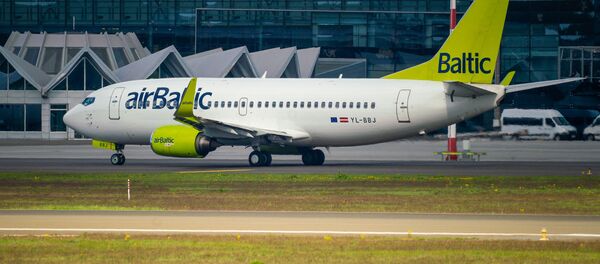 Самолет Boeing 737-36Q авиакомпании airBaltic в аэропорту Рига Самолет Boeing 737-36Q авиакомпании airBaltic в аэропорту Рига - Sputnik Latvija