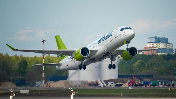 Самолет Airbus a220-300 авиакомпании airBaltic в аэропорту Рига - Sputnik Latvija