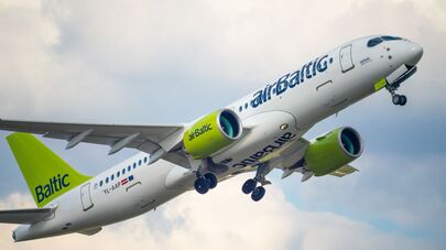 Самолет Airbus a220-300 авиакомпании airBaltic в аэропорту Рига