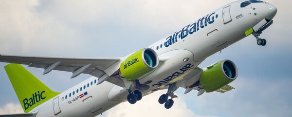 Самолет Airbus a220-300 авиакомпании airBaltic в аэропорту Рига - Sputnik Латвия