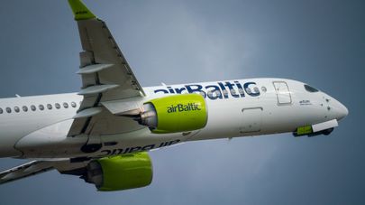 Самолет Airbus А220-300 авиакомпании airBaltic в аэропорту Рига