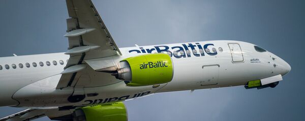 Самолет Airbus А220-300 авиакомпании airBaltic в аэропорту Рига Самолет Airbus А220-300 авиакомпании airBaltic в аэропорту Рига - Sputnik Latvija