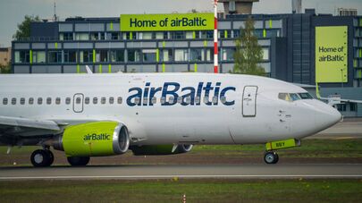 Самолет Boeing 737-36Q авиакомпании airBaltic в аэропорту Рига