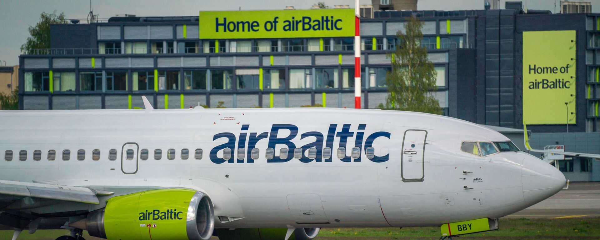 Самолет Boeing 737-36Q авиакомпании airBaltic в аэропорту Рига - Sputnik Latvija, 1920, 17.11.2020