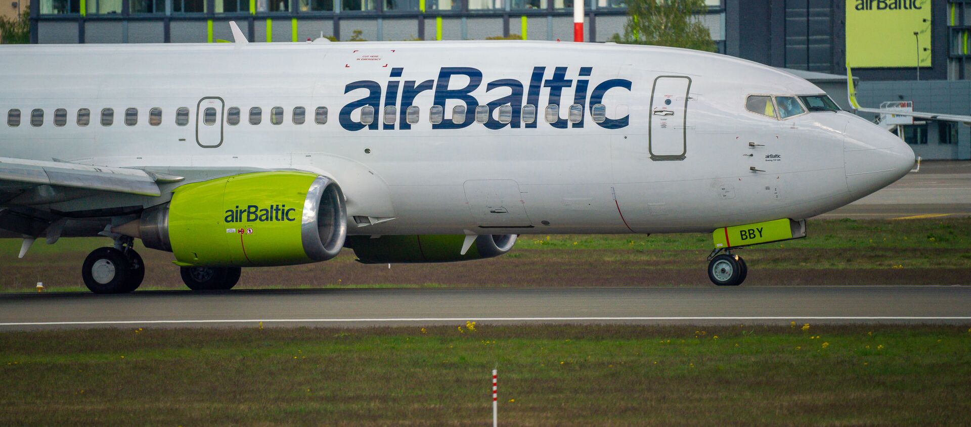 Самолет Boeing 737-36Q авиакомпании airBaltic в аэропорту Рига - Sputnik Латвия, 1920, 28.01.2021