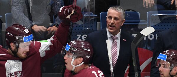 Тренер сборной Латвии по хоккею Боб Хартли и игроки Оскарс Батня, Рихардс Маренис и Робертс Букартс - Sputnik Латвия