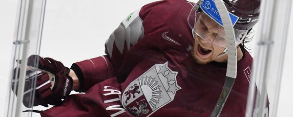 Родриго Аболс радуется заброшенной в ворота австрийцев шайбе - Sputnik Латвия