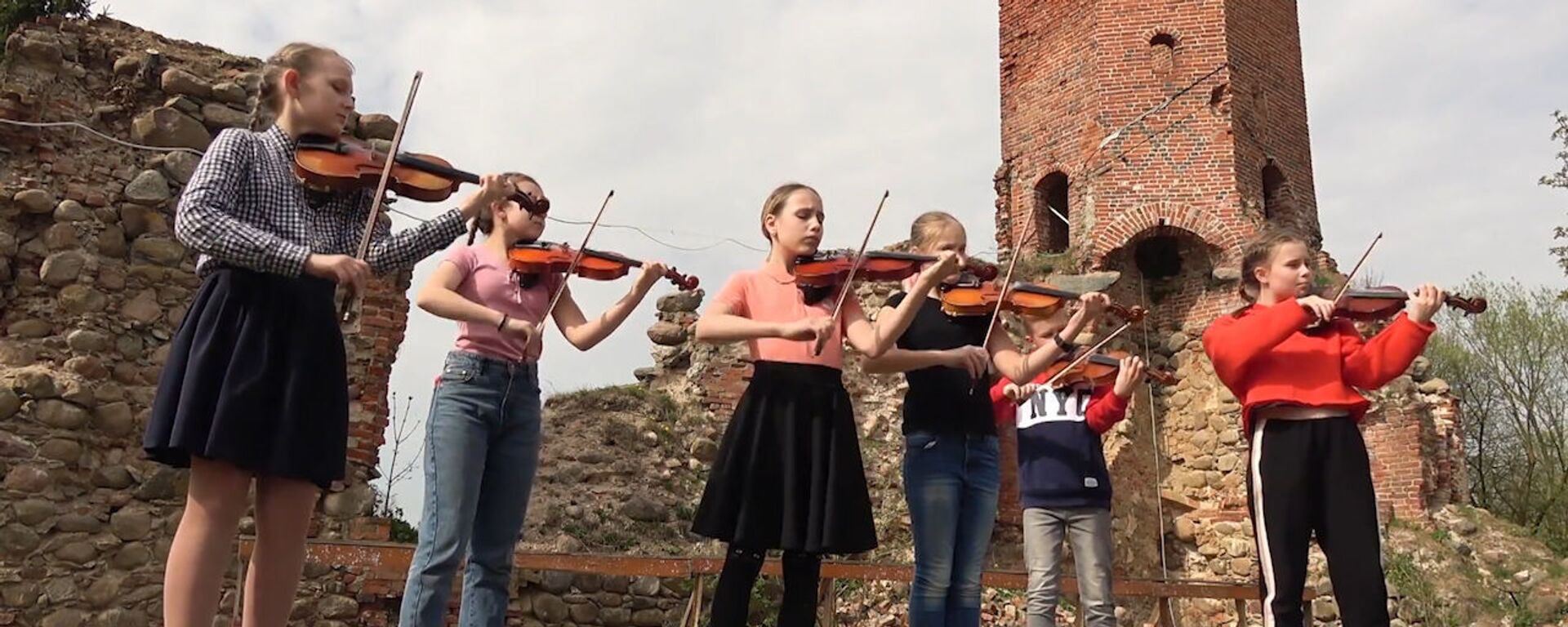 Российские дети дали концерт на руинах старинного замка - видео - Sputnik Латвия, 1920, 16.05.2019