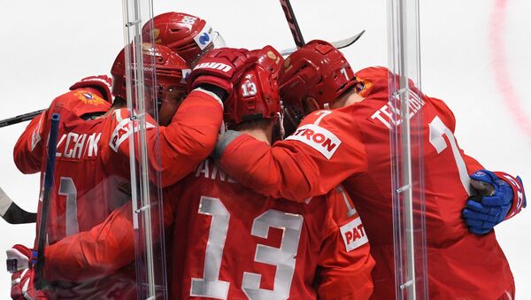 Игроки сборной России радуются забитой шайбе в матче группового этапа чемпионата мира по хоккею между сборными командами России и Чехии. - Sputnik Латвия