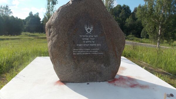 Братская могила советских воинов, партизан и жертв фашизма в окрестностях деревни Жестяная Горка - Sputnik Латвия