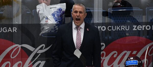 Тренер латвийской сборной Боб Хартли во время матча против команды Италии - Sputnik Латвия