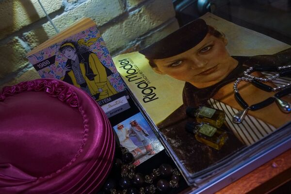 Декада лжи и фальши: Васильев привез в Ригу выставку Блеск 80-х - Sputnik Латвия