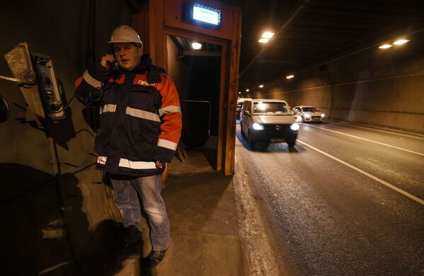 Сотрудник центрального диспетчерского пункта в Лефортовском тоннеле в Москве - Sputnik Латвия