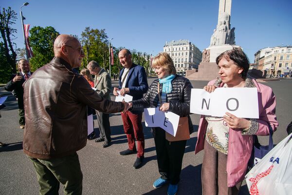 Ни латыши, ни русские: как жители Латвии поддерживают раскол общества Ни латыши, ни русские: как жители Латвии поддерживают раскол общества - Sputnik Латвия