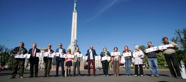 Флешмоб у памятника Свободы, организованный латвийским политиком и бизнесменом Валдисом Калнозолсом Флешмоб у памятника Свободы, организованный латвийским политиком и бизнесменом Валдисом Калнозолсом - Sputnik Латвия