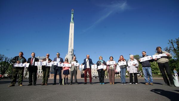 Флешмоб у памятника Свободы, организованный латвийским политиком и бизнесменом Валдисом Калнозолсом - Sputnik Латвия
