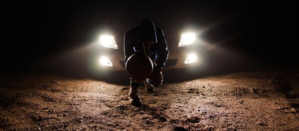 Свет от фар автомобиля Свет от фар автомобиля - Sputnik Latvija