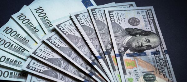 Денежные купюры: евро и доллары. Денежные купюры: евро и доллары. - Sputnik Latvija
