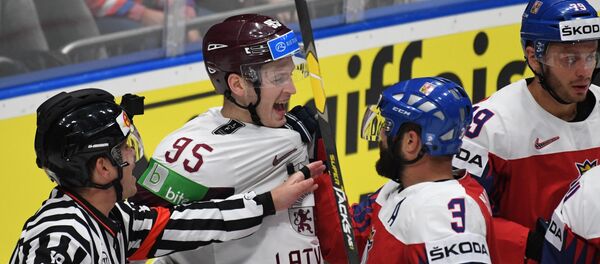 Арбитр разнимает Оскарса Батню и Радко Гудаша - Sputnik Латвия