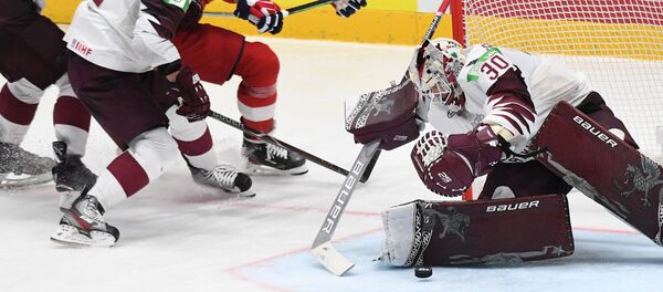 Чешский вратарь Симон Хрубец делает сейв в матче против латвийцев Чешский вратарь Симон Хрубец делает сейв в матче против латвийцев - Sputnik Латвия