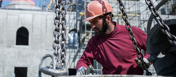 Рабочий во время строительства, архивное фото - Sputnik Latvija