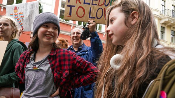  Пикет молодежной организации Протест за права представителей ЛГБТ - Sputnik Латвия