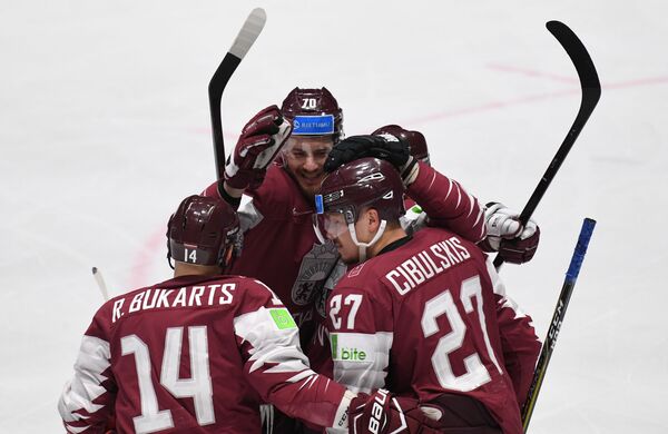 Латвийские хоккеисты открыли счет, но выиграла все равно Россия - Sputnik Латвия
