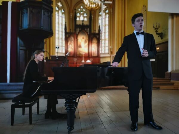 Орган, флейта и баритон: студенты и профессионалы дают благотворительные концерты в Риге Орган, флейта и баритон: студенты и профессионалы дают благотворительные концерты в Риге - Sputnik Латвия